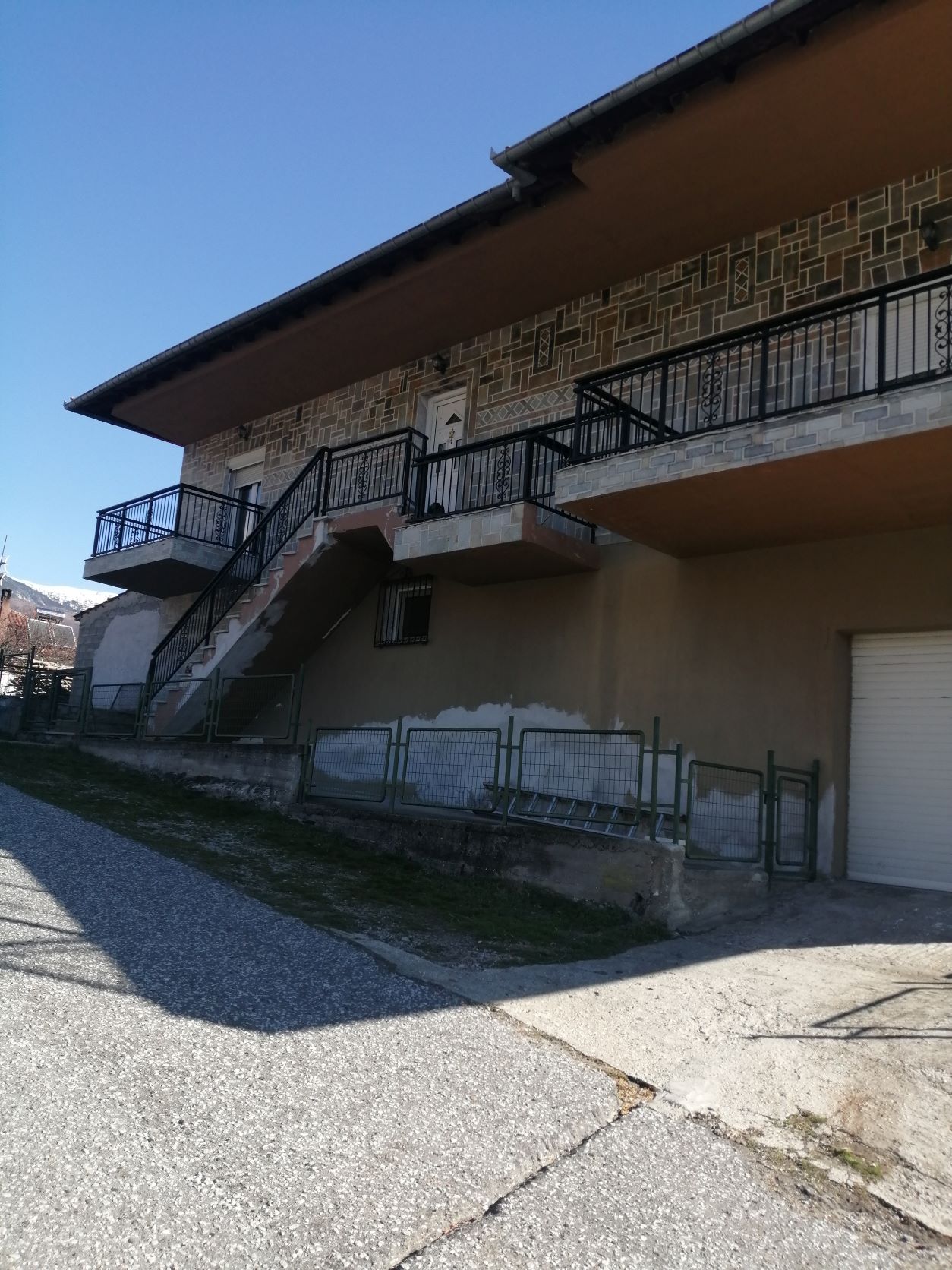 photo1