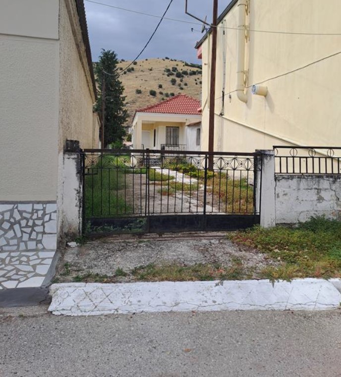 Οικόπεδο με κτίσμα  σε πλειστηριασμό Δήμος Φαρκαδόνας