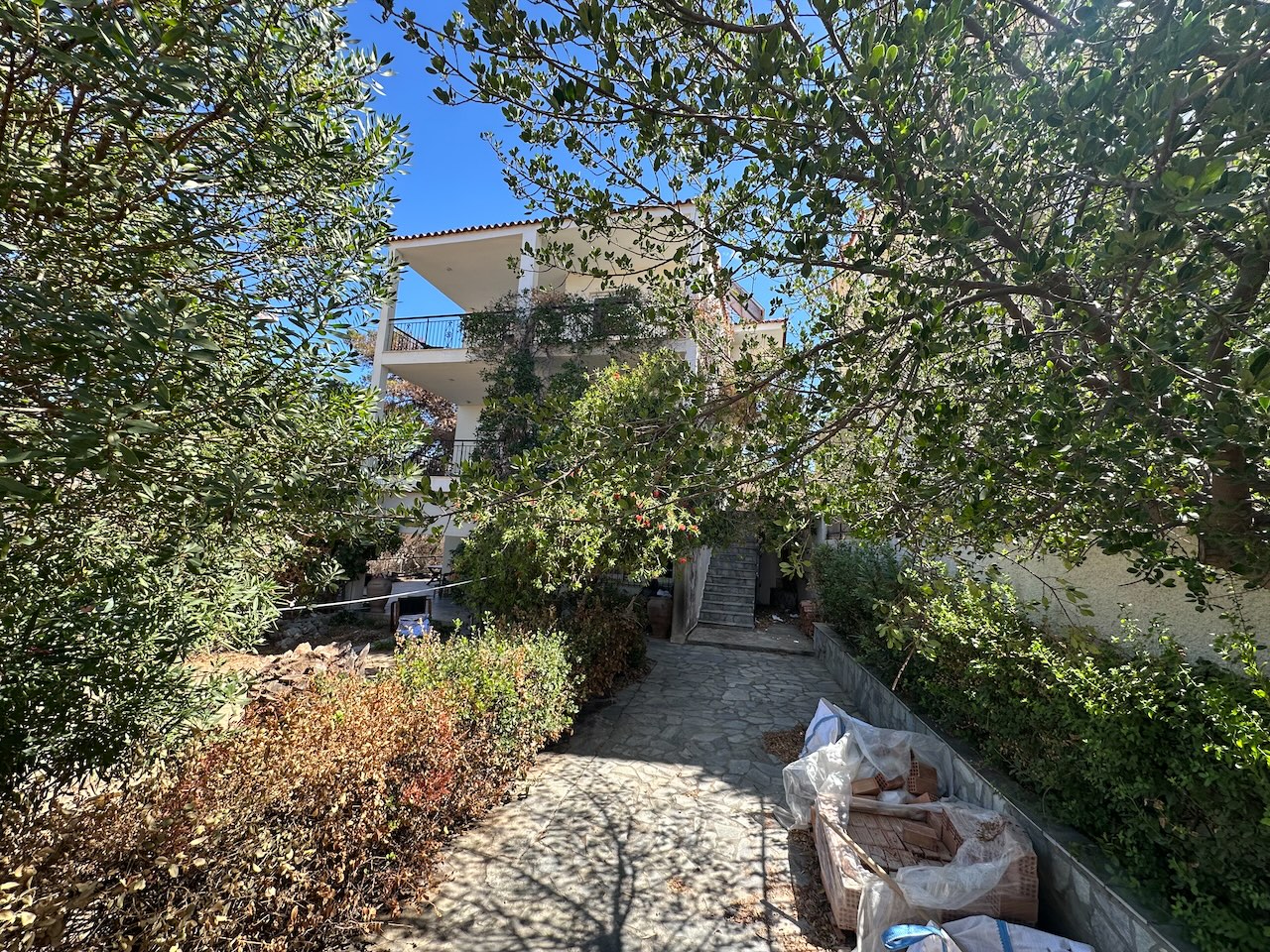 Οικόπεδο με κτίσμα  σε πλειστηριασμό Δήμος Σαρωνικού