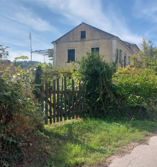 Οικόπεδο με κτίσμα  σε πλειστηριασμό Δήμος Κέρκυρας