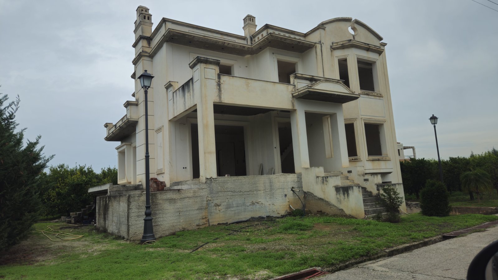 Οικόπεδο με κτίσμα  σε πλειστηριασμό Δήμος Βέλου - Βόχας