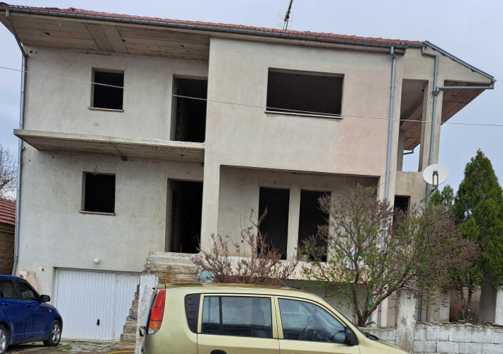 Μονοκατοικία 180 τ.μ. και ημιτελής μονοκατοικία 360 τ.μ.