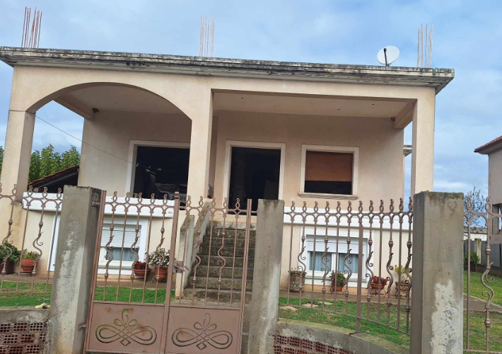 Ημιτελής μονοκατοικία 342 τ.μ. με βοηθητικό χώρο 10 τ.μ. και θέση στάθμευσης