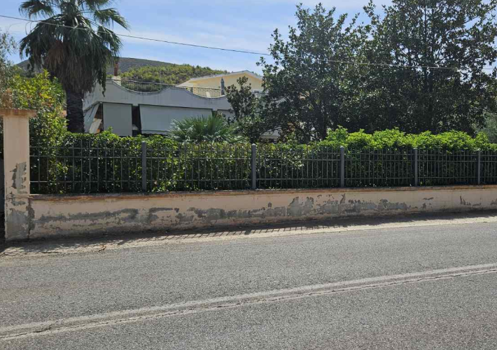 Μονοκατοικία 418 τ.μ. με θέσεις στάθμευσης και βοηθητικό κτήριο 80 τ.μ.