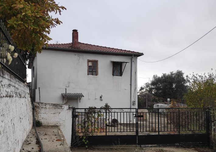 Μονοκατοικία 144 τ.μ. και βοηθητικός χώρος 70 τ.μ.