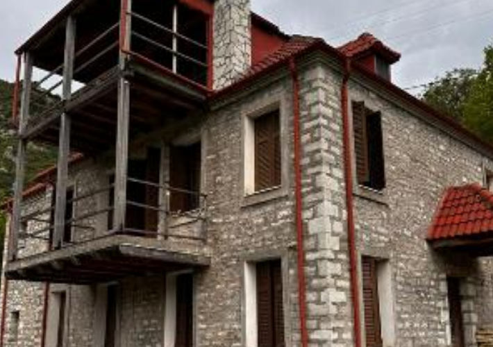 Ημιτελές συγκρότημα μονοκατοικιών 343 τ.μ. με βοηθητικό χώρο 17 τ.μ.