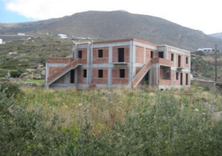 Ημιτελές κτήριο κατοικιών 585 τ.μ.