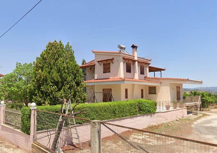 Κτήρια κατοικιών 411 τ.μ. και βοηθητικοί χώροι 305 τ.μ.