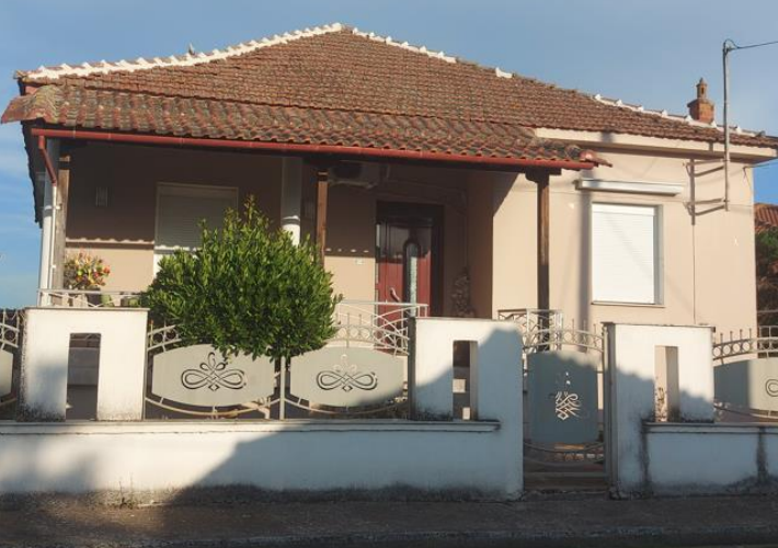 Μονοκατοικία 155 τ.μ. και βοηθητικοί χώροι 60 τ.μ.