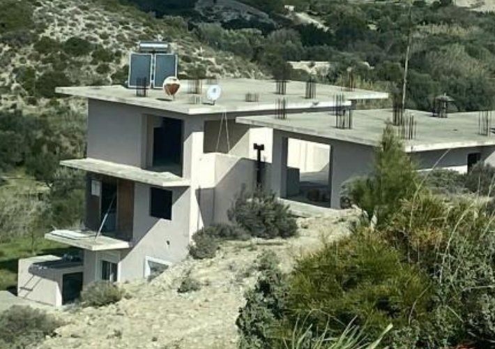 Ημιτελείς μεζονέτες 380 τ.μ.