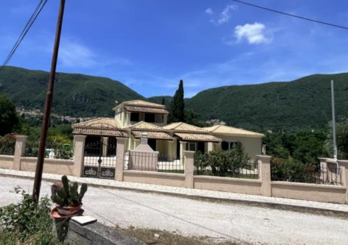 Μονοκατοικίες 448 τ.μ. με πισίνες