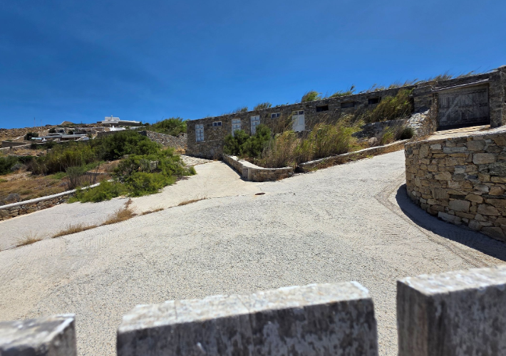 Μονοκατοικία 77 τ.μ. με πισίνα και βοηθητικά κτήρια 83 τ.μ.