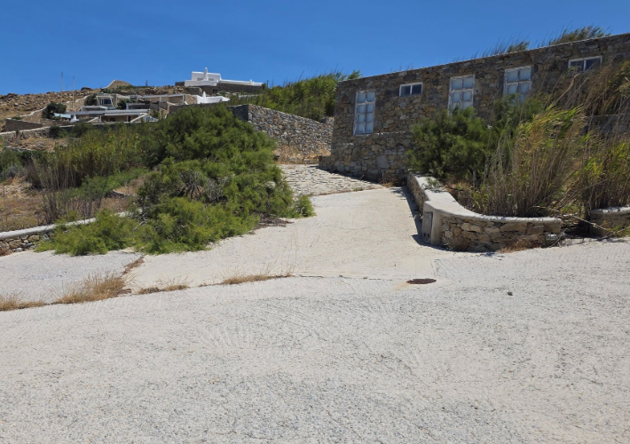 Μονοκατοικία 684 τ.μ. με πισίνα και βοηθητικά κτήρια 56 τ.μ.